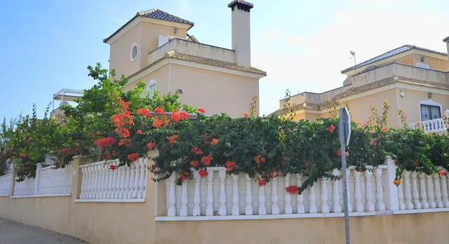 FANTASTICO CHALET CON PISCINA PROPIA Y COMUNITARIA, IDEAL PARA FAMILIAS — 33