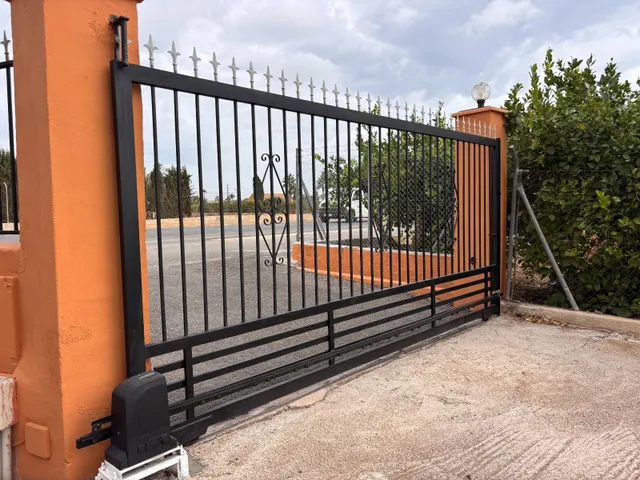 ** CHALET CON NAVE DE 200 M2 + TALLER DE 60 M2 + PISCINA EN PARCELA DE 4.000 M2**  **Una propiedad única en La Hoya (Elche) por 350.000 €**, ideal para quienes buscan espacio y privacidad — 9