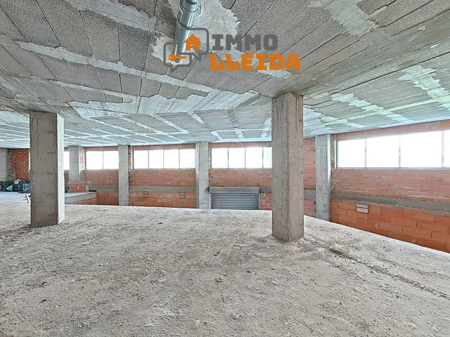 OPORTUNIDAD Local comercial de 2 plantas en Balaguer — 24