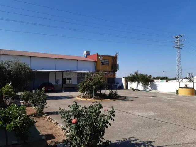 zona La Barquera- Parcela de 842 m2 de terreno con 3 naves y