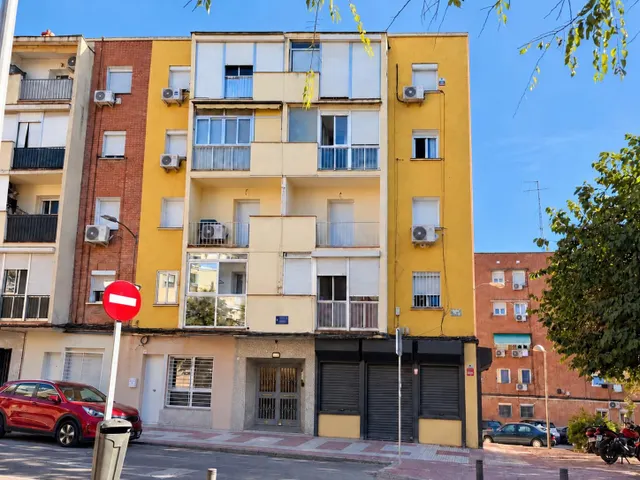 Piso de 2 dormitorios con terraza y grandes posibilidades de reforma en Simancas, Madrid — 35