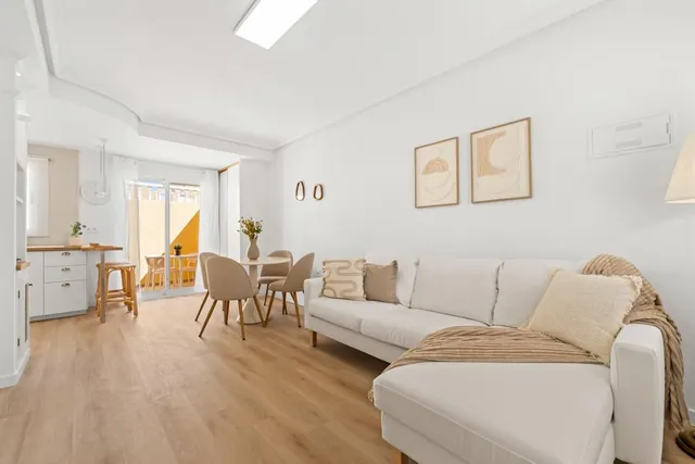 Encantadora vivienda reformada con terrazas, patio privado y piscina comunitaria — 38