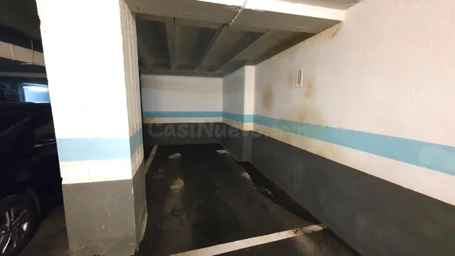 Garaje en Plaza del Funicular, zona Castaños, ascensor. - foto 4