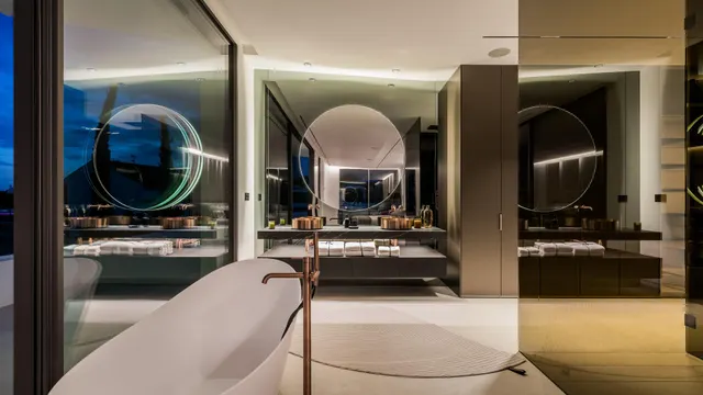 Sofisticada villa con vistas al mar en la Milla de Oro, Marbella — 36