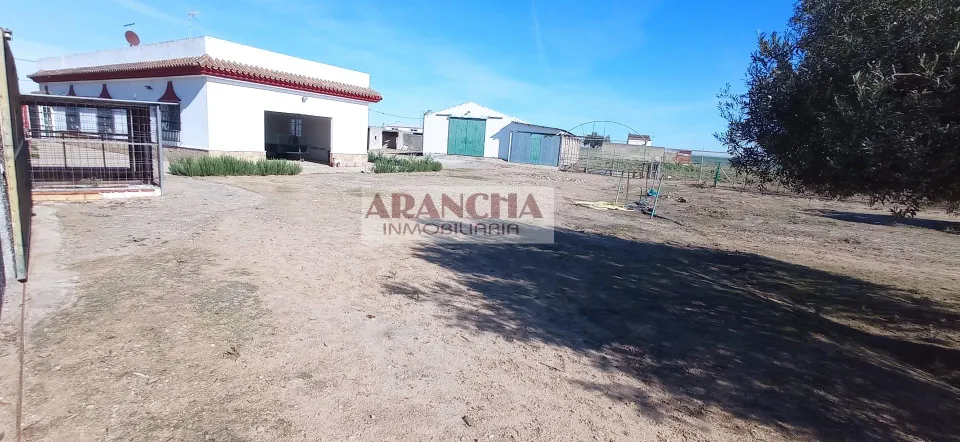 Chalet de 200m y dos naves en parcela de 6700