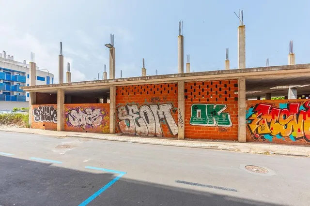 Edificio en obra parada en Llandells (Peñíscola) con proyecto para 39 viviendas y locales — 10