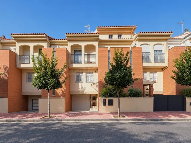 ¡Magnífica Casa Familiar en Armilla! ✨ 622 400 406