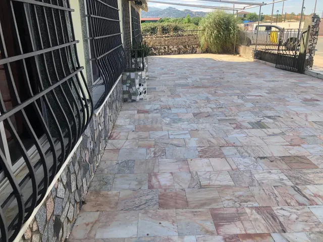 Espectacular edificio para negocio en Albalá - foto 5