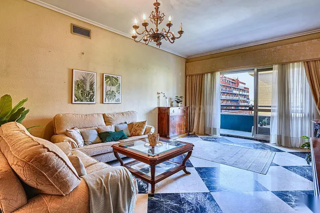 Vivienda señorial de 262 m2 en Ronda de Capuchinos — Casco A - foto 3