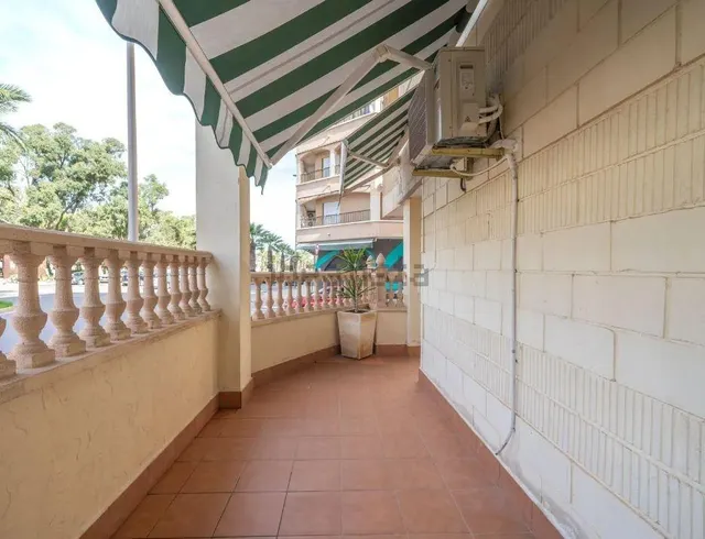 Duplex reformado junto al paseo marítimo y el parque Reina Sofía. — 10