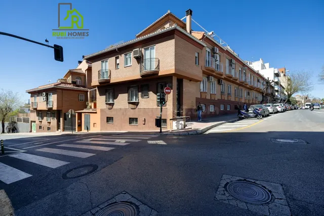 En venta casa unifamiliar en recinto cerrado en Granada capi