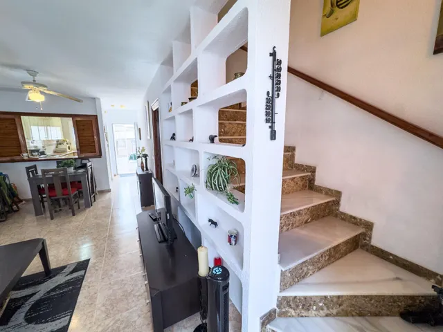 Encantador adosado de 2 plantas en Nueva Torrevieja — 2 dormitorios, 2 baños, gran patio y piscina comunitaria — 11