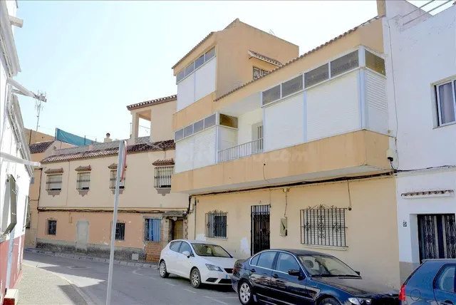 ¡GRAN CASA ADOSADA DE 351 M2 CON ENORME POTENCIAL EN ALGECIR