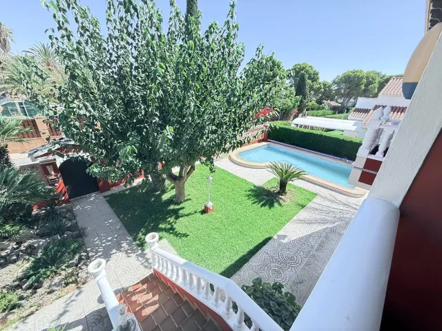 Espectacular chalet en Dehesa de Campoamor con piscina privada a 5 minutos andandoa la playa. — 38
