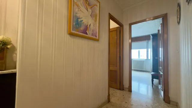 ¡Tu nuevo hogar en este encantador piso en un edificio con carácter del año 1975 y 4 habitaciones! — 11