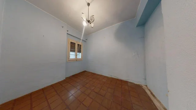Piso de 89 m2 útiles con AMPLIA TERRAZA DE 40m2!!! Distribuido en cinco dormitorios, salón, cocina con despensa y terraza interior a patio de luces y un baño. — 29