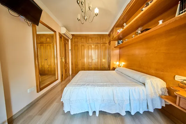 Espacio, calidez y terrazas para disfrutar: una casa con personalidad en Churriana de la Vega — 18