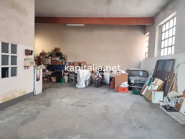 LOCAL COMERCIAL A LA VENTA EN COCENTAINA UBICADO EN ZONA CENTRICA. — 2