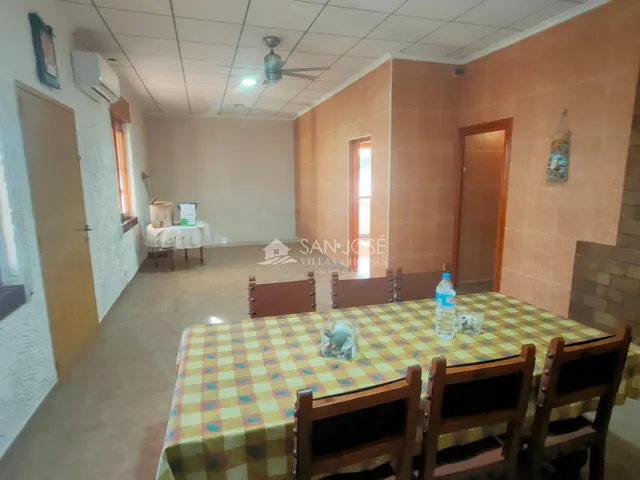 SE VENDE CHALET CON PISCINA EN MUY BUEN ESTADO EN ASPE ZONA  - foto 4