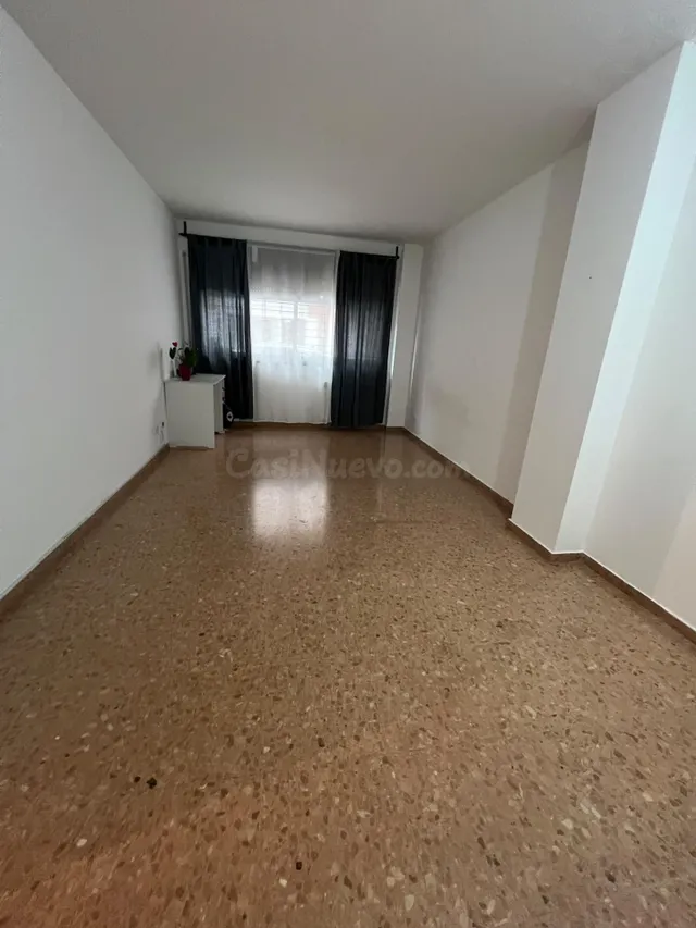 Planta baja de 3 habitaciones en el Eixample, junto a la Ram