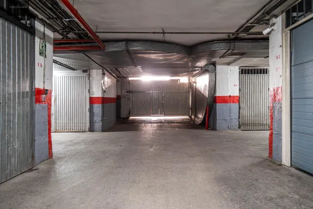 Plaza de garaje cerrado con estanterías en parque Genil cerca de Hospital La Inmaculada — 19