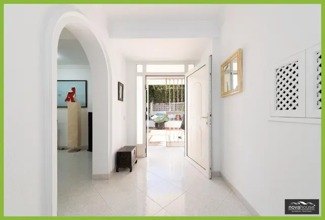 Chalet independiente con piscina privada y vistas al mar — 10