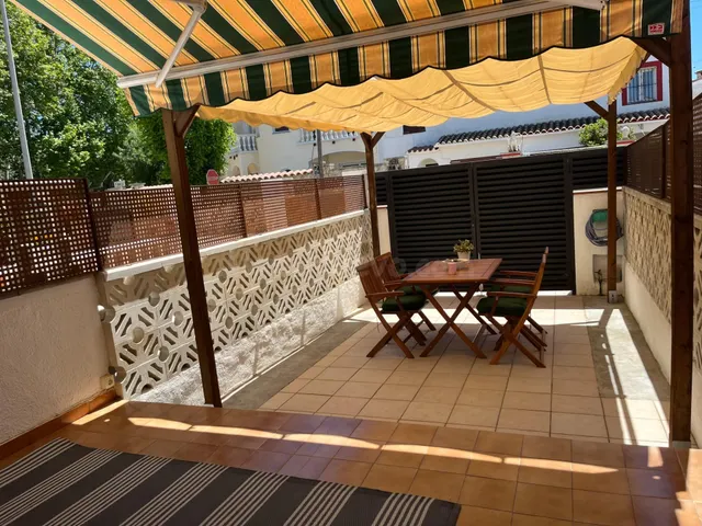 Casa adosada con espacios exteriores y encanto mediterráneo 