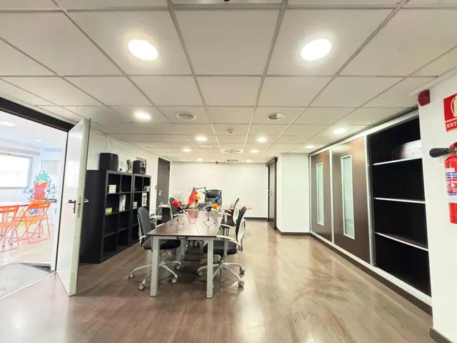 AMPLIA OFICINA REFORMADA EN MAGNÍFICA UBICACIÓN — 10