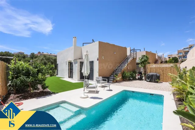 CHALET INDEPENDIENTE CON PISCINA PRIVADA EN ORIHUELA COSTA!!