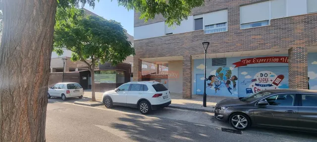 SE ALQUILA LOCAL DIVISIBLE A PARTIR DE 55M A 10€ METRO. — 2