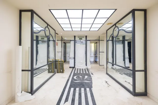 LOCAL COMERCIAL de 210 EN GRANADA. — 23