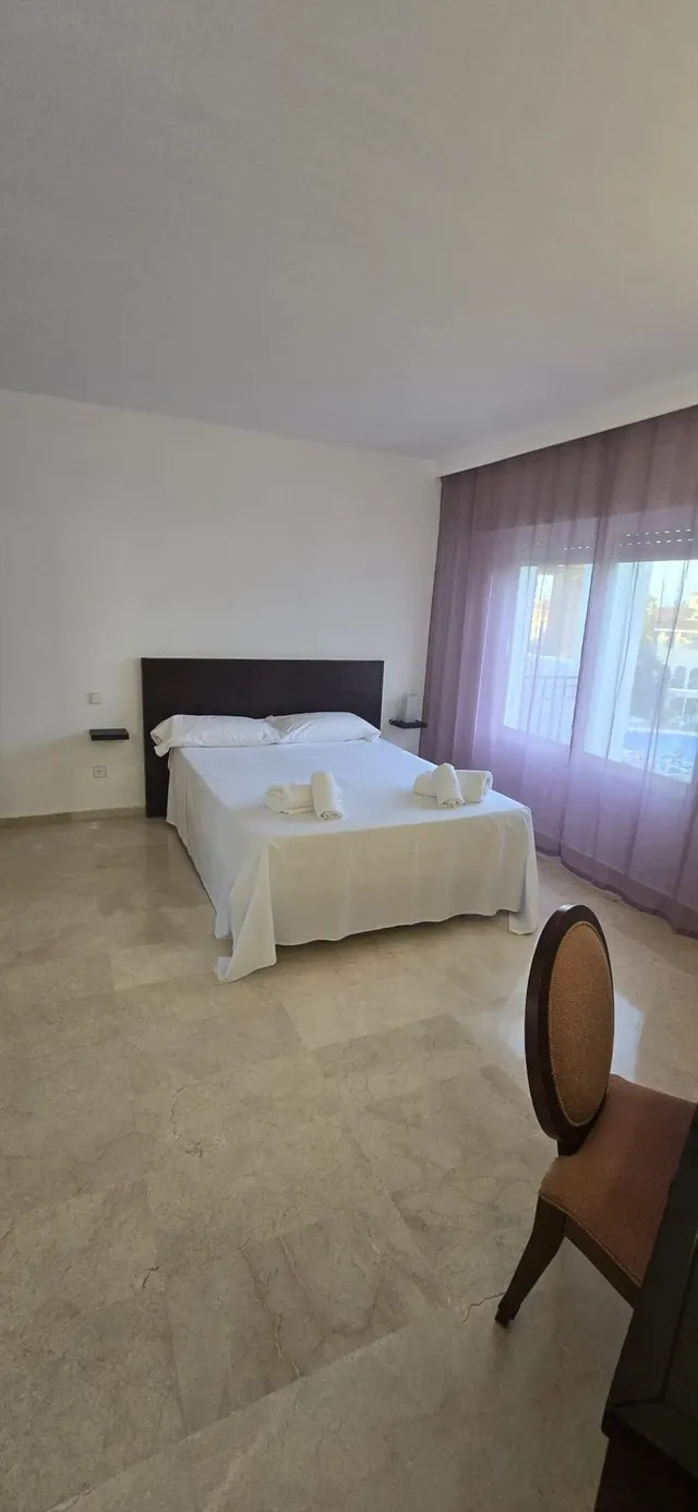 Piso amplio y luminoso de tres dormitorios  en primera línea de playa en Hacienda Beach II-III | CABANILLAS REAL ESTATE — 11