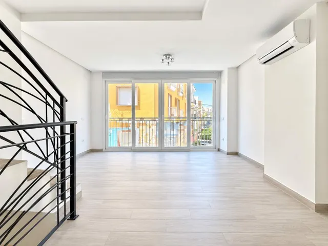 CASA DE DISEÑO A ESTRENAR CON GARAJE EN PILES CONSTRUIDA EN  - foto 3