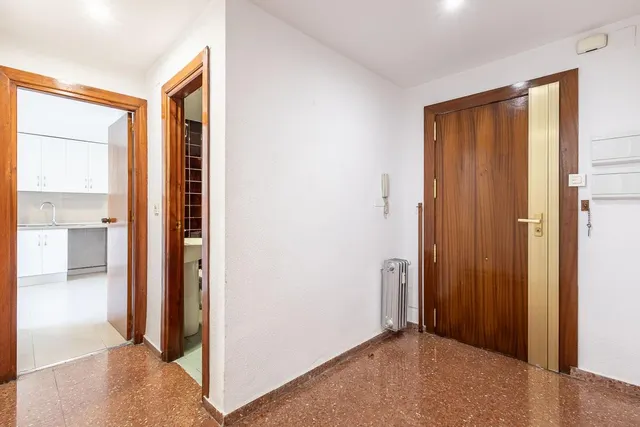 Piso con plaza de garaje cerrada junto a La Inmaculada, frente al río Genil. — 24