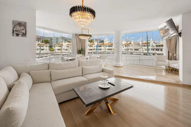Ático reformado con gran salón panorámico en Puerto Marina - foto 4