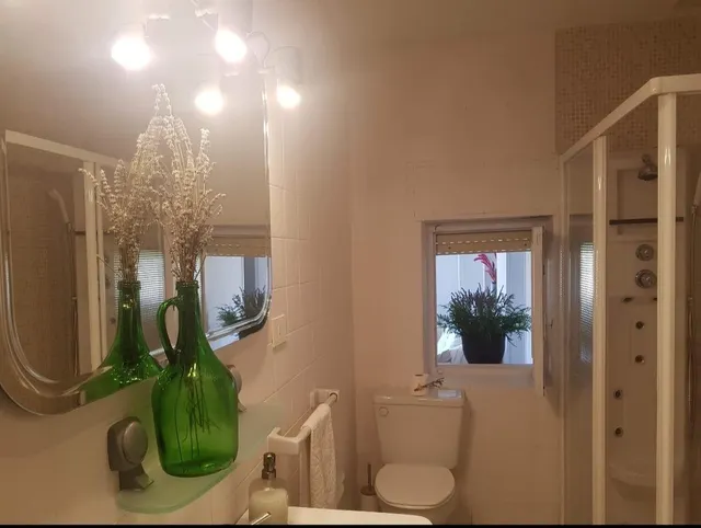 SE VENDE CASA EN EL CENTRO . 2 PLANTAS, 4 HAB., SALÓN, COCINA, GALERÍA, BAÑO.  AMPLIO PATIO — 11