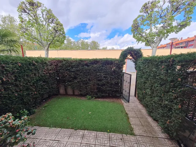 Chalet adosado en alquiler con terraza, piscina y dos plazas de garaje junto al Paseo de Zorrilla — 41