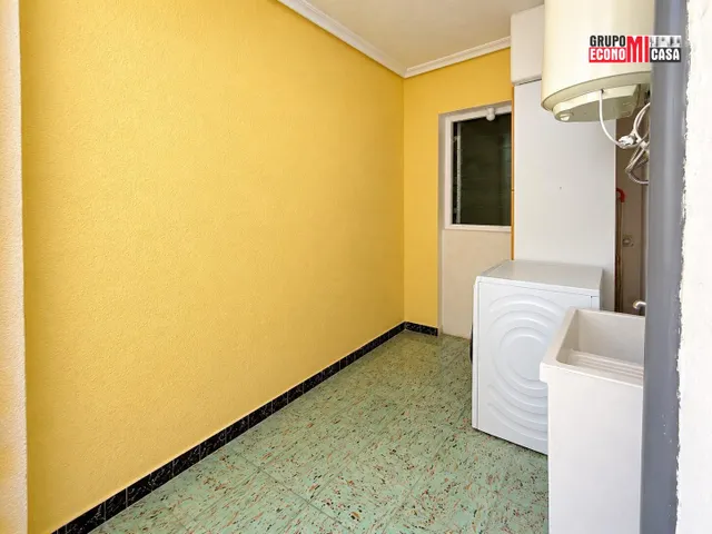 Vivienda de 3 dormitorios con balcón en Plaza Madrid, Elche (Alicante) — 20
