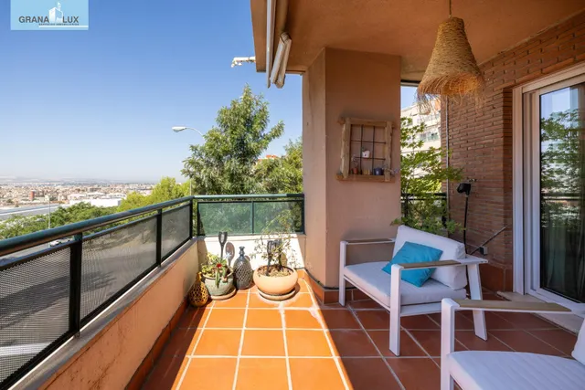 Exclusivo piso con terraza y vistas despejadas en El Serrallo. — 12