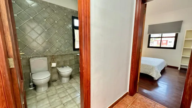 Chalet independiente con 5.318 m2 de parcela y vistas al mar en Candelaria — 36