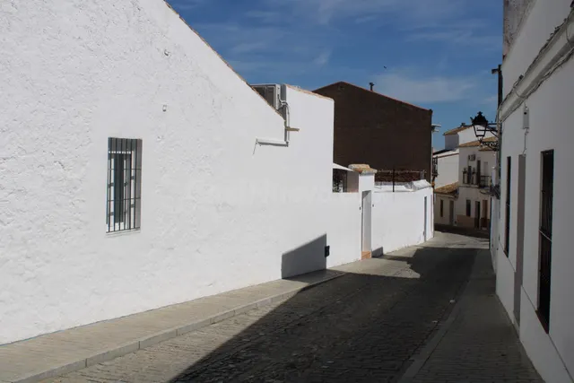 Magnífica casa de pueblo reformada con garaje y acceso a dos - foto 2