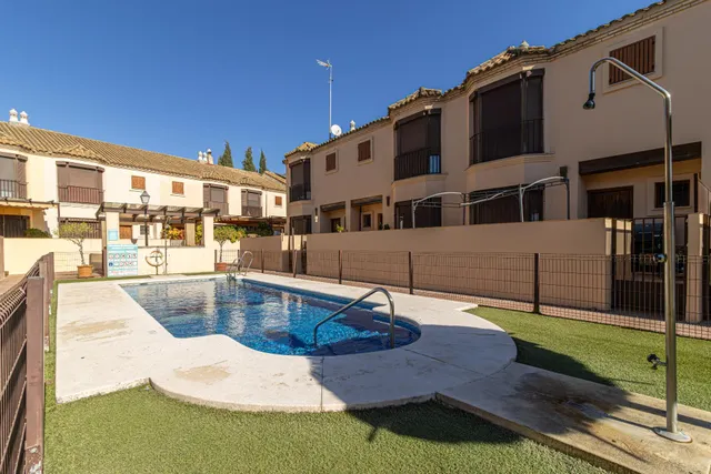 CASA EN LA CARTUJA CON PISCINA Y SÓTANO - foto 3