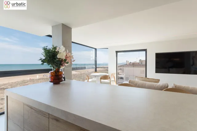 Exclusivo Apartamento Reformado en Primera Línea de Playa en - foto 3