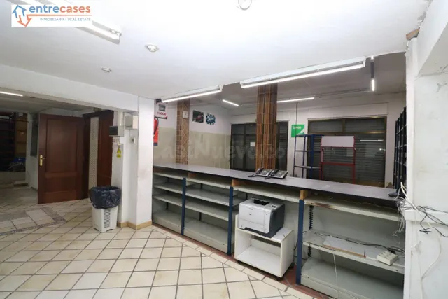 LOCAL COMERCIAL MUY ESPACIOSO PUERTA ACCESO CAMIONES — 3