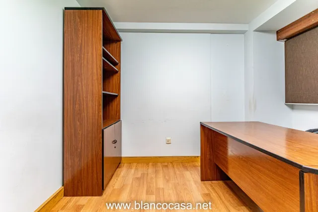 Entreplanta en venta ó alquiler C/Barcelona (Carballo) — 12
