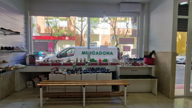 Local comercial con amplio escaparate en Puerta del Sur — 9