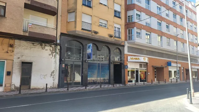 SE VENDE LOCAL COMERCIAL. OPORTUNIDAD DE NEGOCIO EN EL CENTR - foto 2