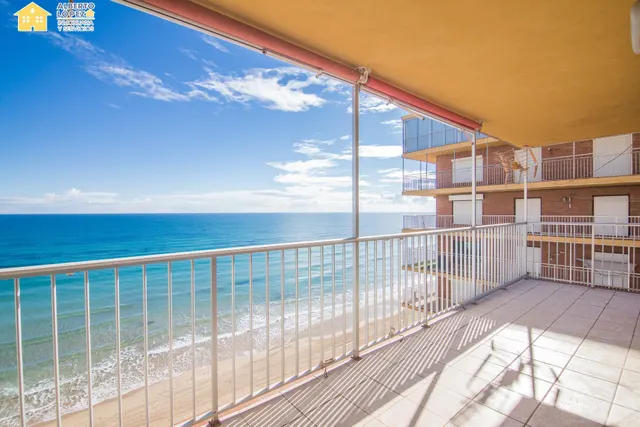 Apartamento en venta en primera línea de playa en Los Arenales del Sol, la propiedad está afectada por la Ley de Costas — 50