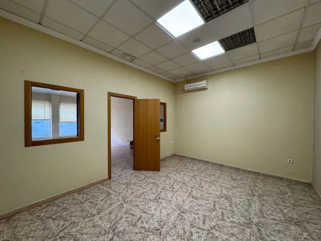Local de 180 m2 en Barrio Peral. — 7