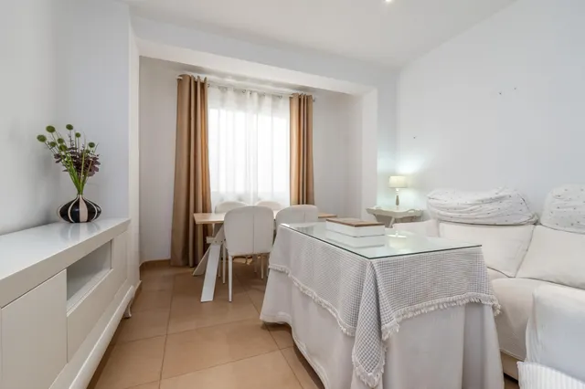 Piso de 87 m2 con 3 dormitorios en Pedro Antonio de Alarcón 27, junto a Recogidas — 27
